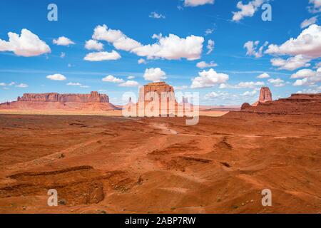 Famose rocce rosse della Monument Valley. Il parco tribale Navajo paesaggio, Utah e Arizona, Stati Uniti d'America Foto Stock