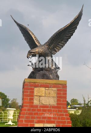Un uccello da preda scultura presso il British Centro di elementi in ferro battuto e Shropshire Sculpture Park, Oswestry, Shropshire, Regno Unito Foto Stock