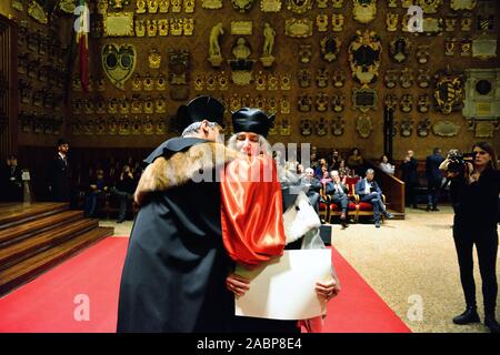 News da Padova, 28 novembre : Laurea honoris causa a Patti Smith. L antica Università di Padova un premio onorario di master in Europea e Americana Lingue e letterature a singolo-cantautore Patti Smith. Dopo una conferenza stampa la proclamazione da parte di rettore Rosario Rizzuto nella prestigiosa Aula Magna,Patti la Lectio Magistralis termina con una breve performance e un allegro incontro con la goliards. Foto Stock