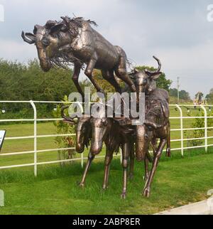 Scultura Wildebeast presso il British Centro di elementi in ferro battuto e Shropshire Sculpture Park, Oswestry, Shropshire, Regno Unito Foto Stock