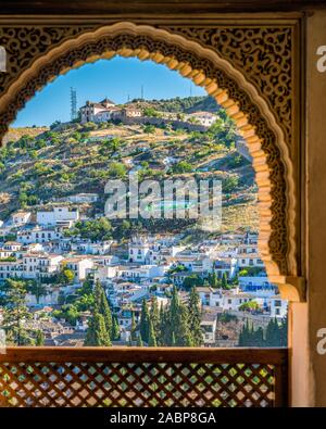 Il pittoresco quartiere Albaicin di Granada come visto dal palazzo dell'Alhambra. Andalusia, Spagna. Foto Stock