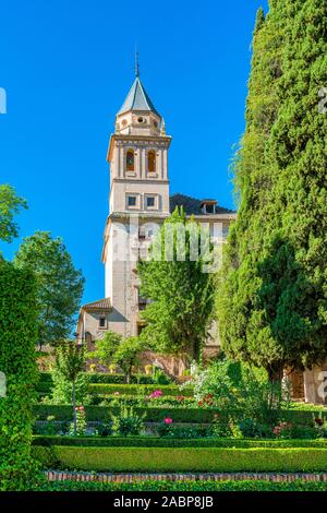 Idilliaco giardino nel palazzo dell'Alhambra di Granada. Andalusia, Spagna. Giugno-03-2019 Foto Stock