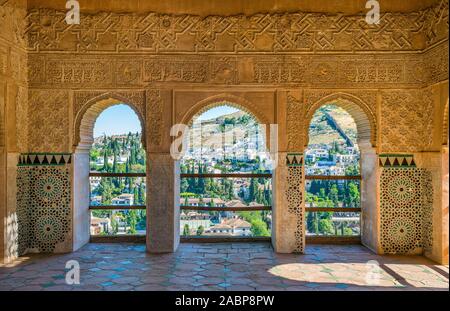 Il pittoresco quartiere Albaicin di Granada come visto dal palazzo dell'Alhambra. Andalusia, Spagna. Foto Stock