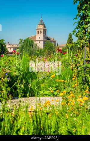 Vista fiorito del Generalife e il palazzo di Alhambra di Granada, Andalusia, Spagna. Foto Stock