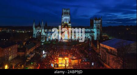 La Cattedrale di Durham di notte durante la Durham Lumiere 2019, Durham, County Durham, England, Regno Unito Foto Stock