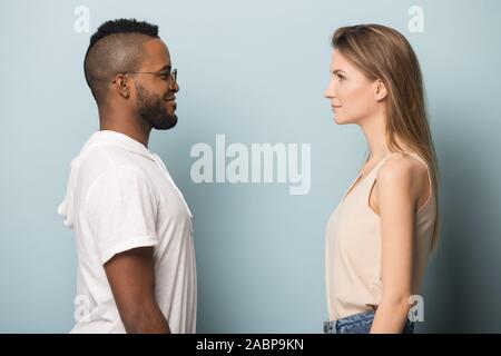 African American uomo e donna caucasica guardando ogni altro Foto Stock