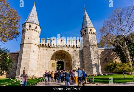 Persone non identificate al cancello della formula di saluto presso il Palazzo di Topkapi ad Istanbul in Turchia. Foto Stock