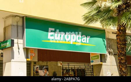 SORRENTO, ITALIA - Agosto 2019: Segno sopra l'ingresso del ramo di Europcar in Sorrento. Foto Stock