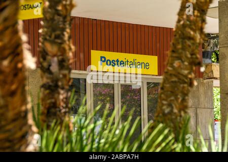 SORRENTO, ITALIA - Agosto 2019: Segno sopra l'ingresso del ramo italiano del post office in Sorrento. Foto Stock