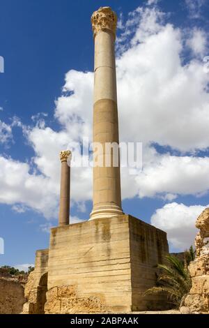 Colonna di Cartagine wth bel cielo dietro. La storia è stata che Cartagine fu la città capitale della antica civiltà cartaginese. Foto Stock