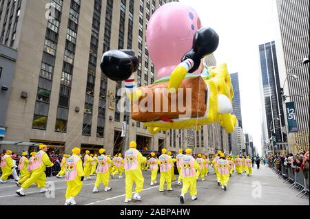 SpongeBob SquarePants palloncino a Macy's Thanksgiving Day Parade sulla sesta Avenue vicino al Radio City Music Hall. Foto Stock