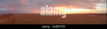 Vista panaorama del sunrise molto presto la mattina a Chott el Jerid, un dry Salt Lake in Tunisia Foto Stock