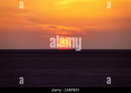 Sunrise molto presto la mattina a Chott el Jerid, un dry Salt Lake in Tunisia Foto Stock