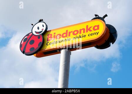 Wroclaw, Polonia - Nov 11, 2019: il logo e il segno di Biedronka (Ladybug) sconto supermercato. Testo: prezzi bassi tutti i giorni. A partire dal 2018 in Polonia i negozi sono cl Foto Stock