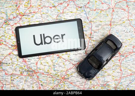 Wroclaw, Polonia - Ott 23, 2019: Uber logo su Huawei P30. Uber è condivisione-economia servizio per trasporto ubran. Foto Stock