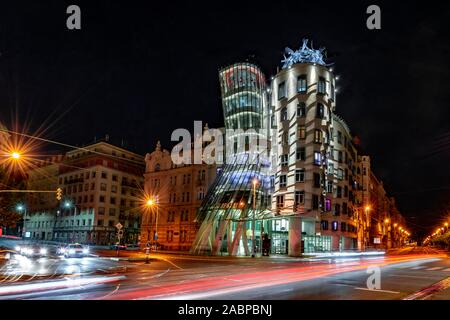 La Casa danzante, Ginger e Fred, architetto Frank Gehry, percorsi di luce, scena notturna, Praga, Repubblica Ceca Foto Stock