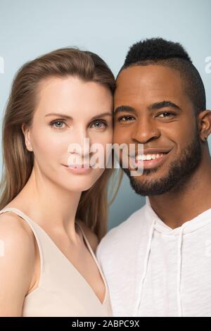 Testa verticale shot sorridente African American uomo e donna caucasica Foto Stock