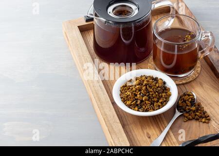 Naturale e biologico fungo Chaga e fungo chaga tè serviti su un vassoio in legno Foto Stock