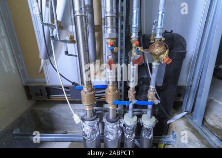 Installare le tubazioni di acqua e acque reflue per l'appartamento Foto Stock