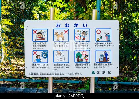Cartello per spiegare le regole del parco, Tokyo/Giappone, Novembre 2019 Foto Stock