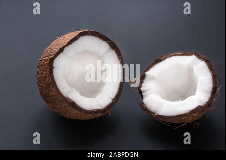 Il Cocco tagliato a metà su sfondo grigio.la frutta tropicale abstract background.orientamento orizzontale. Foto Stock