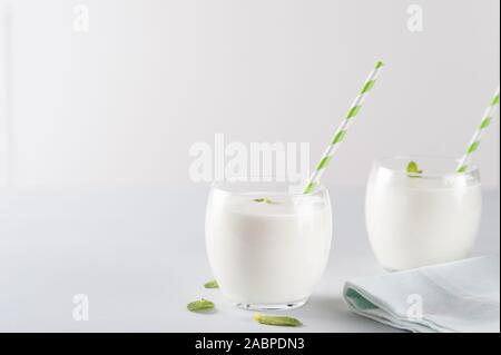 Probiotici organico kefir bevanda o yogurt (ayran, lassi) in bicchieri con erbe su sfondo grigio, copia dello spazio. Freddo probiotici latticini fermentati bere. Foto Stock