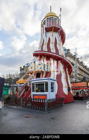 Splendida Helter Skelter a Glasgow Mercatino di Natale 2019 a George Square Glasgow Scozia con bancarelle Foto Stock