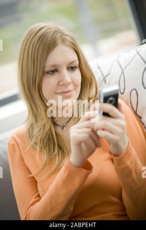 Junge Frau schreibt SMS Foto Stock