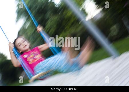 Junges Maedchen auf einer Schaukel Foto Stock