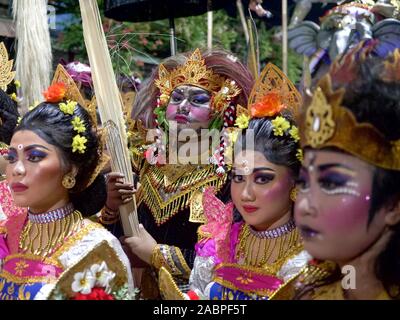 KUTA, INDONESIA - marzo, 16, 2018: decorata femmina e un ballerino maschio nel nuovo indù anno sfilano per le strade di Bali, Indonesia Foto Stock