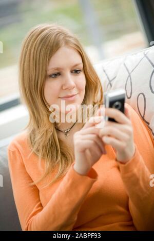 Junge Frau schreibt SMS Foto Stock