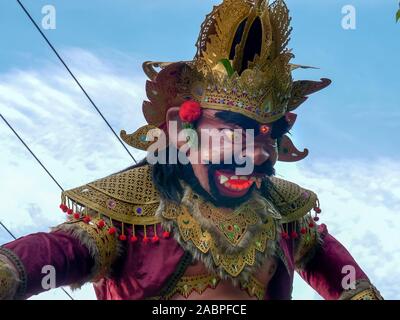 KUTA, INDONESIA - marzo, 16, 2018: close up di un ogoh-ogoh statua, incandescente con luci rosse, su una strada di Kuta di Bali, Indonesia Foto Stock