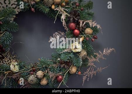 Ghirlanda di Natale di vitigni decorate con rami di abete, palle di Natale e materiali naturali, Anno Nuovo concetto Foto Stock