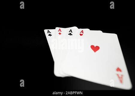 Quattro Assi giocando a carte su sfondo nero Foto Stock