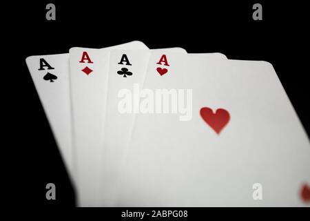 Quattro Assi giocando a carte su sfondo nero Foto Stock