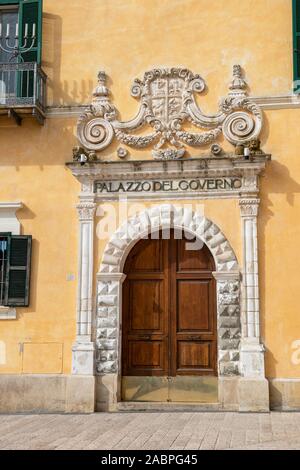 Il Palazzo del Governo (governo locale ufficio) sulla Piazza Vittorio Veneto in Sassi di Matera, Basilicata, Italia Meridionale Foto Stock