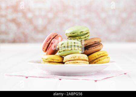 Dolce macarons colorati sulla piastra. Foto Stock