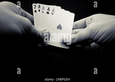 Poker giocando a carte tenuto in mani con aces Foto Stock