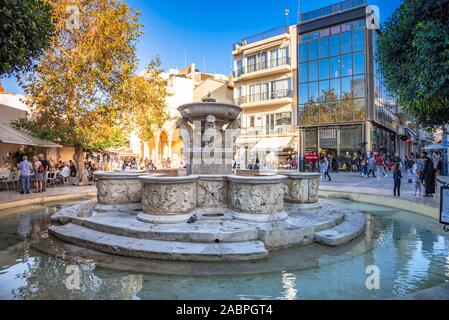 Venetian Morosini fontana nella piazza dei Leoni, Heraklion, Creta, Grecia Foto Stock