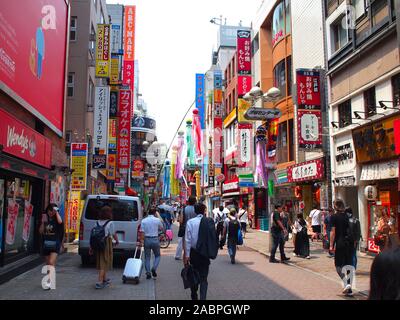 SHIBUYA, TOKYO, Giappone - agosto 2nd, 2019: Shibuya incrocio con un sacco di pedoni. La traversata di Shibuya è una popolare meta di viaggio. Foto Stock