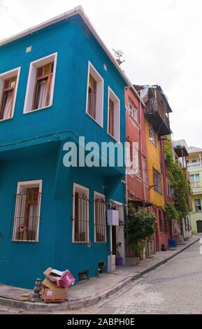 Istanbul, Turchia - 7 settembre 2019. Case tradizionali in area di Balat di Istanbul, Turchia Foto Stock