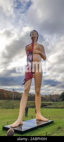 Damien Hirsts la Vergine Madre scultura. Yorkshire Sculpture Park, Wakefield Foto Stock