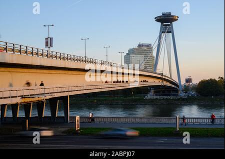 Bratislava, Slovacchia. 2019/10/21. La SNP ponte che attraversa il fiume Danubio a Bratislava. SNP è una abbreviazione slovacca per Rivolta Nazionale Slovacca. Foto Stock