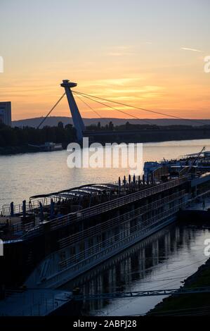 Bratislava, Slovacchia. 2019/10/21. La SNP ponte che attraversa il fiume Danubio a Bratislava. SNP è una abbreviazione slovacca per Rivolta Nazionale Slovacca. Foto Stock