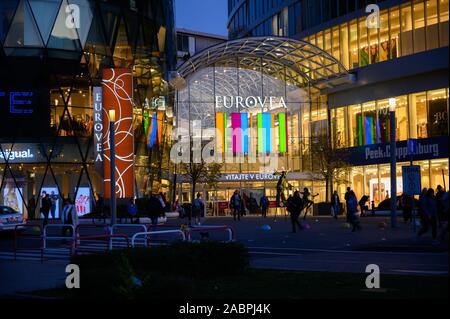 Bratislava, Slovacchia. 2019/10/21. Ingresso al Eurovea Shopping Mall a Bratislava. Foto Stock