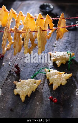 In casa dolci di Natale.bella vacanza cookie.il cibo sano e una fetta di torta .foto sul tavolo di legno Foto Stock