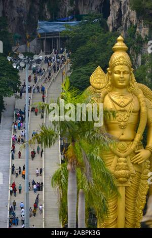 Kuala Lumpur, Malesia. 01 maggio 2018: Signore Murugan la più grande statua di una divinità Indù in Malaysia all'ingresso Grotte Batu. Foto Stock