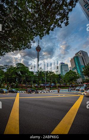 Kuala Lumpur, Malesia. Aprile 25, 2018: Menara KL Tower al tramonto, vista con il traffico intenso strade. Foto Stock