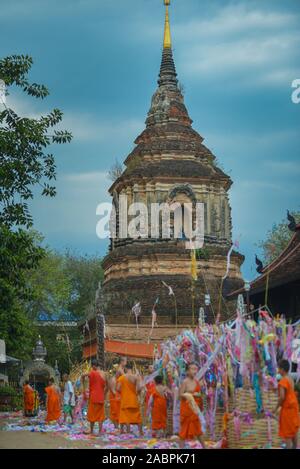 Chiang Mai, Thailandia. Aprile 17, 2018: Wat Lok Moli, non identificato giovani monaci sono decollare Songkran colorate decorazioni. Foto Stock