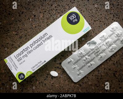 Losartan potassio 100 mg compresse rivestite con film confezionato in bustine per il trattamento di alta pressione sanguigna o ipertensione negli adulti nel Regno Unito Foto Stock